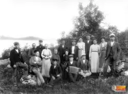 Glösboungdomar på utflykt till Döddåker vid Hölesjön sommare