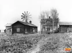 Smens gård i Björtomta, sedd från väster.
Vindkraftverket på
