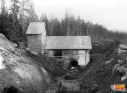 Kraftstationen vid östra änden av Vijsbostorsjön i Trönö. Va