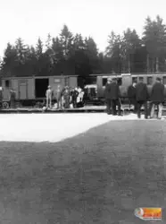 På en järnvägsstation någonstans, kan det vara Kilafors? Söd