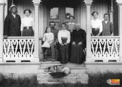 Polberg nr 1, ”Lassviene”.
Sittande: Lars Persson, f 1864, h