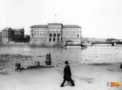 Vy tagen från Slottsbacken mot Nationalmuseum. Stockholm i b