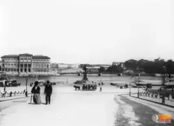 Vy tagen från Slottsbacken. T.v. ser man Nationalmuseum. Til