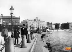 En vy från Södra Blasieholmshamnen och Strömgatan i Stockhol