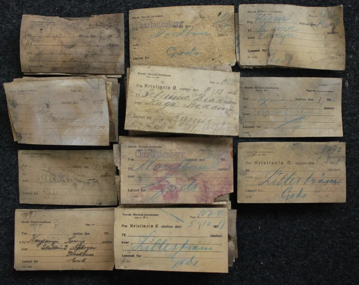 En samling fraktsedler fra NSB. Sedlene er påført både stempler og håndskrift. Ca. 70 er trykket med «Norges Statsbaner» (form. nr. 342) og fylt ut i årene 1903–1925. Ca. 50 er trykket med «Norsk Hoved-Jernbane» (form. nr. 192b) og fylt ut i årene 1910–1921.