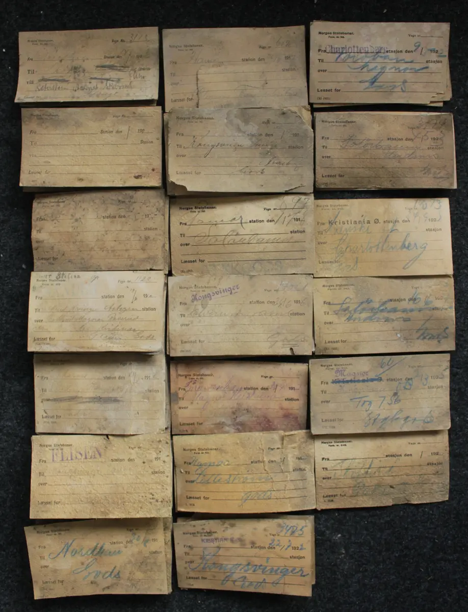 En samling fraktsedler fra NSB. Sedlene er påført både stempler og håndskrift. Ca. 70 er trykket med «Norges Statsbaner» (form. nr. 342) og fylt ut i årene 1903–1925. Ca. 50 er trykket med «Norsk Hoved-Jernbane» (form. nr. 192b) og fylt ut i årene 1910–1921.