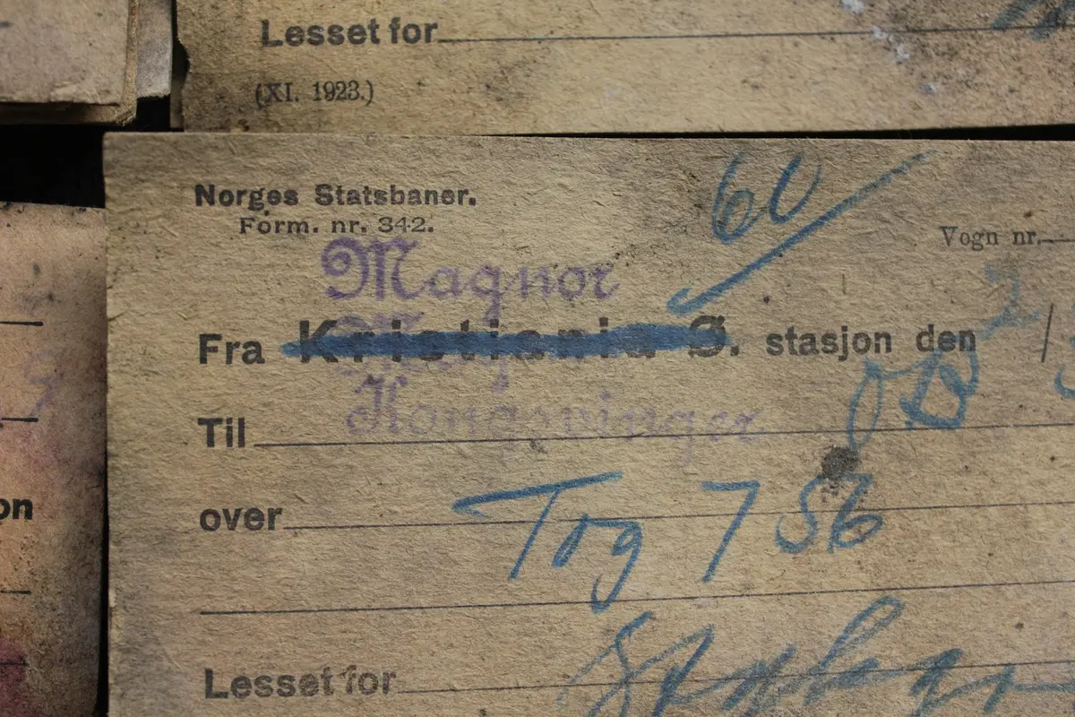 En samling fraktsedler fra NSB. Sedlene er påført både stempler og håndskrift. Ca. 70 er trykket med «Norges Statsbaner» (form. nr. 342) og fylt ut i årene 1903–1925. Ca. 50 er trykket med «Norsk Hoved-Jernbane» (form. nr. 192b) og fylt ut i årene 1910–1921.