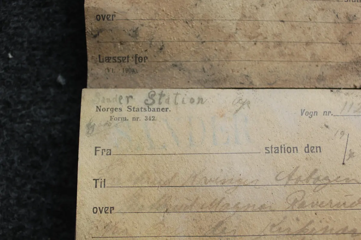 En samling fraktsedler fra NSB. Sedlene er påført både stempler og håndskrift. Ca. 70 er trykket med «Norges Statsbaner» (form. nr. 342) og fylt ut i årene 1903–1925. Ca. 50 er trykket med «Norsk Hoved-Jernbane» (form. nr. 192b) og fylt ut i årene 1910–1921.