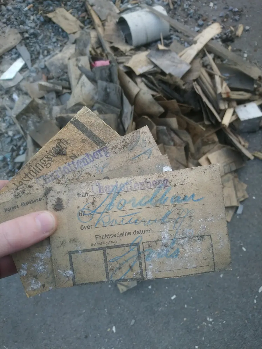 En samling fraktsedler fra NSB. Sedlene er påført både stempler og håndskrift. Ca. 70 er trykket med «Norges Statsbaner» (form. nr. 342) og fylt ut i årene 1903–1925. Ca. 50 er trykket med «Norsk Hoved-Jernbane» (form. nr. 192b) og fylt ut i årene 1910–1921.