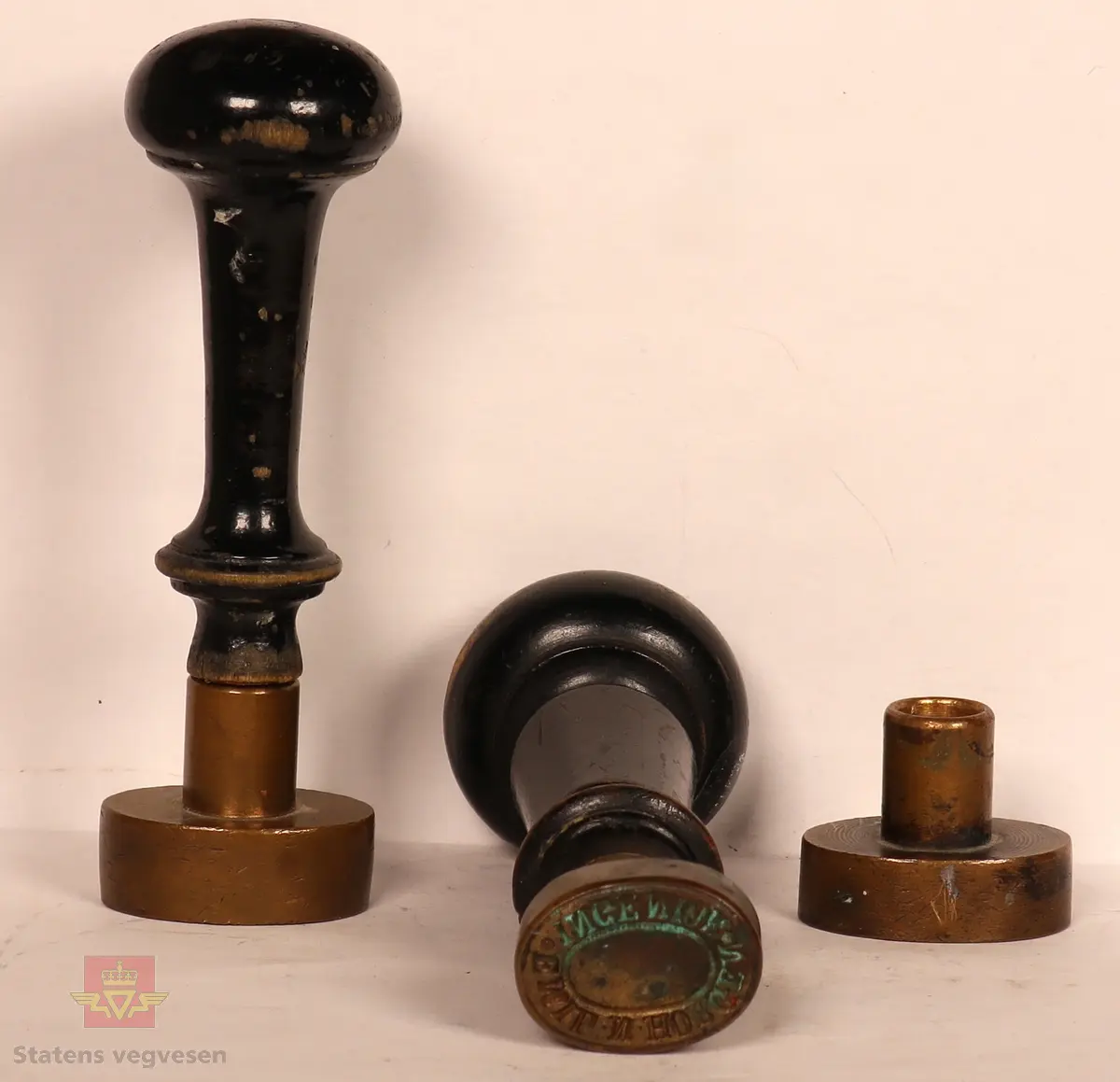 3 stk lakkforseglingsstempel av tre og metall (messing). Gull og brunt. Ett av stemplene mangler håndtak. (Stemplene blir ovale)