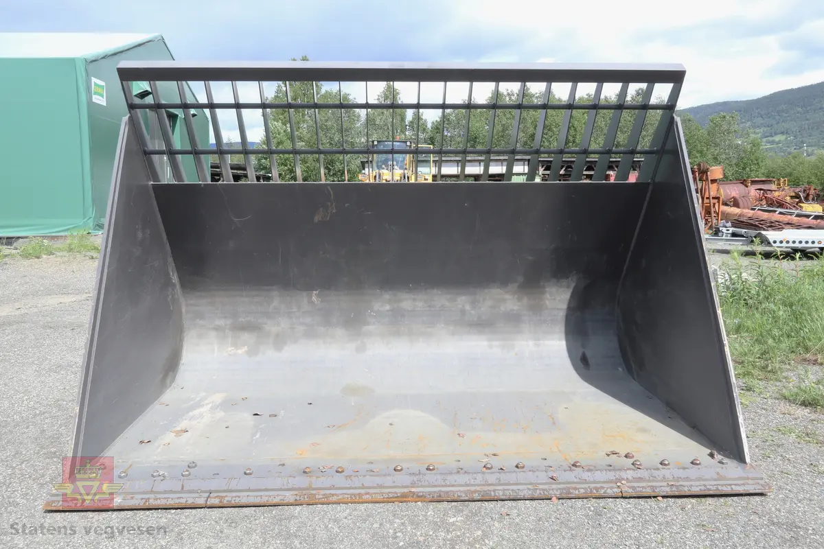 En stor Lettmaterialskuff som er lakkert svart. 