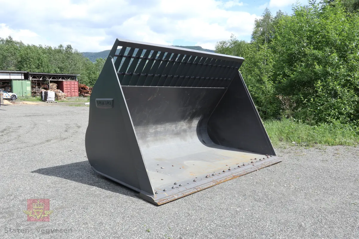 En stor Lettmaterialskuff som er lakkert svart. 