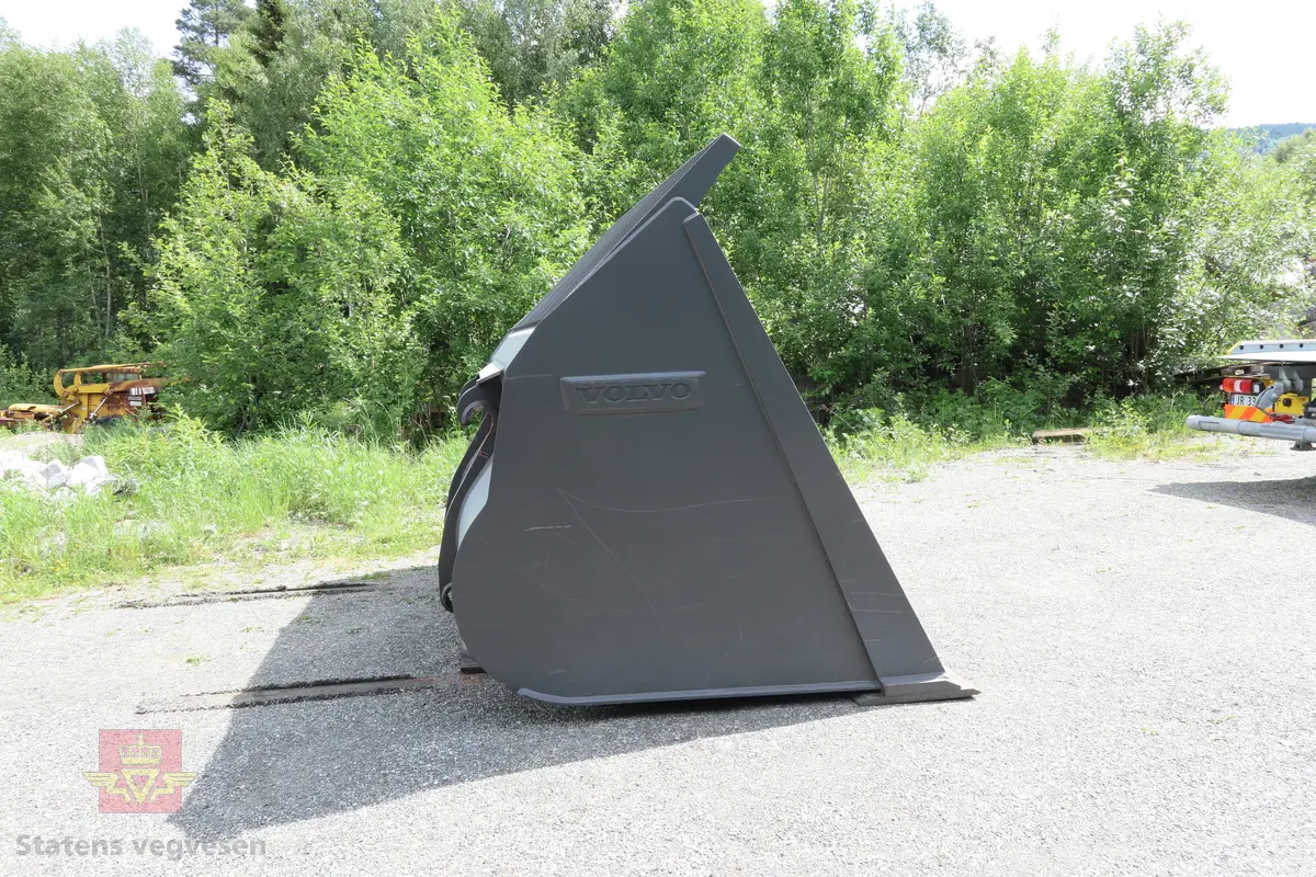 En stor Lettmaterialskuff som er lakkert svart. 