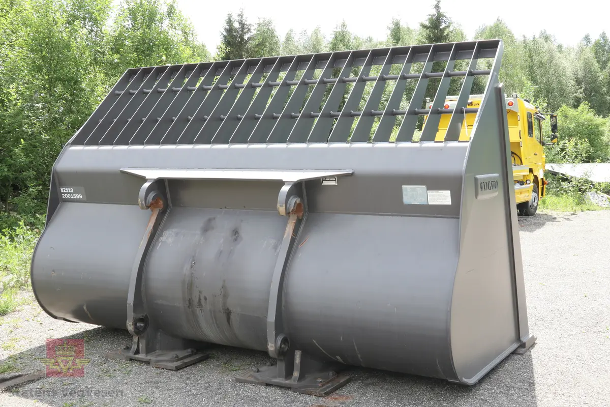 En stor Lettmaterialskuff som er lakkert svart. 