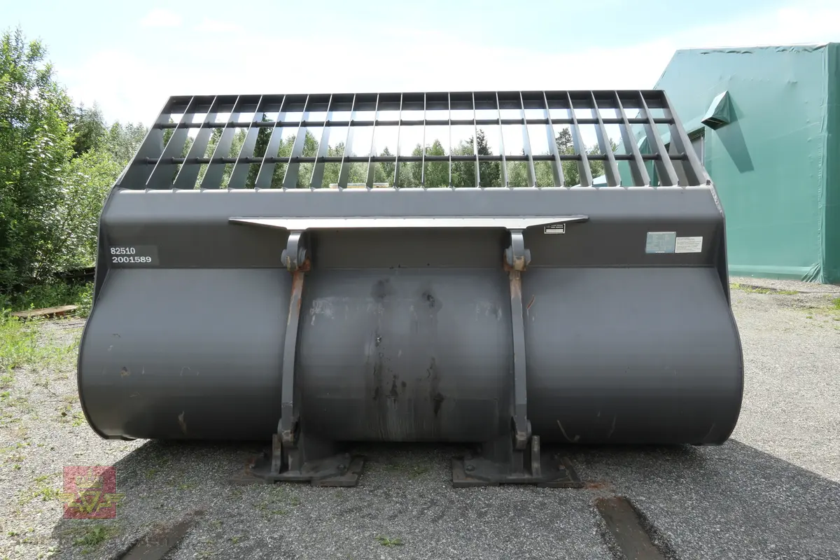 En stor Lettmaterialskuff som er lakkert svart. 