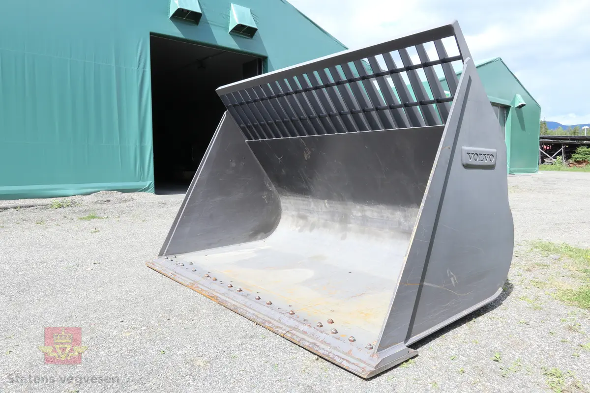 En stor Lettmaterialskuff som er lakkert svart. 