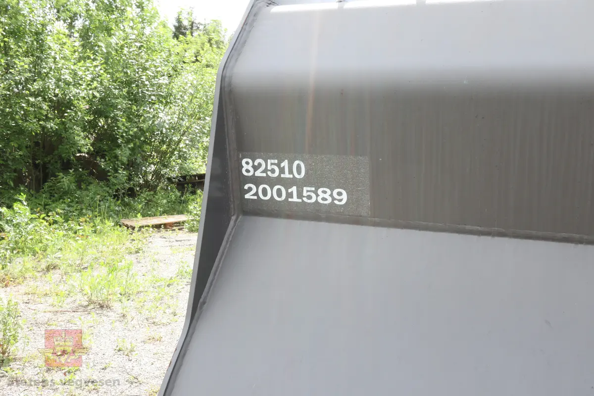 En stor Lettmaterialskuff som er lakkert svart. 