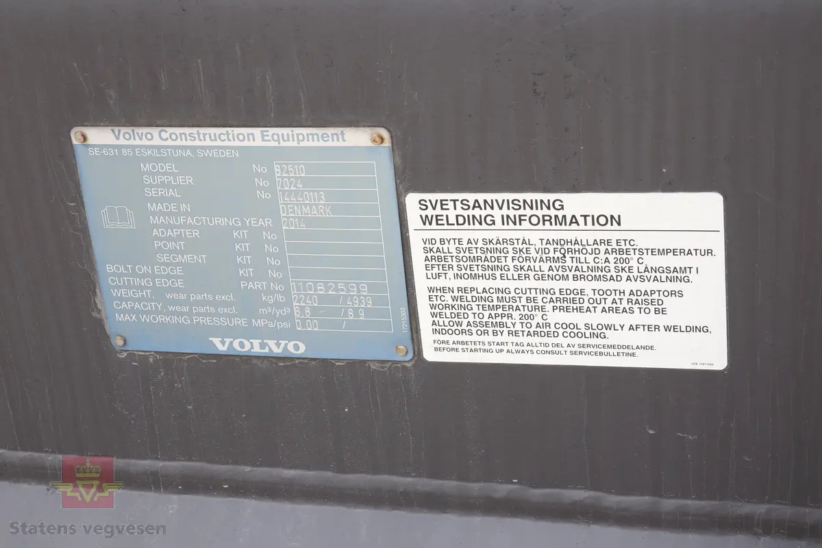 En stor Lettmaterialskuff som er lakkert svart. 