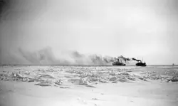 S/S Drotten har fastnad i isen utanför Landsort