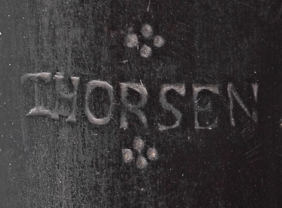 Tvärflöjt i mörkt trä med ringar av elfenben. 5 delar. Sprickor i munstycke, päron, undre mellandelen och ringen mellan mellanstyckena. Den senare är lagad med en metallring satt runt originalringen. Konisk form. 7 klaffar med kvadratisk platta och bocklagring.