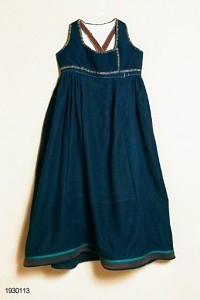 Drakt som består av
 A) overdel,
 B) stakk,
 C) trøye og
 D) forkle. 
Opplysninger fra protokollen: 
b) Stakk av blaatt vadmaal, skoren i 5 breiddir, smaarykt, med stiv kanting og skoning nede, borda ei brun vadmaalsstrime med grønt skillingsband. Til stakken høyrer heimevovne, brogda selar. ( Sekundært påsydd skoning med svart vadmel)
c) Trøye av blaatt vadmaal kanta med grøne og svartmynstra fløyelsborder (paa ermane svart fløyelskant). Trøyeblokune er skorne paa lag som uppluten, hev ei smal rispe nede bak, med 2 lask, og er til aa hekte framme. Dei tviblokka ermane hev litt rykkjing ved herdi og smaa stigle paa ermi framme. Sidd bak ikr. 29 cm
d) Bomullsfyrklæde med brogda fyrklædebunad, fyriklædet er graabrunt med strimur av svarte rankur fyldte med ljosare triblad. Sidd ikr. 1 m.