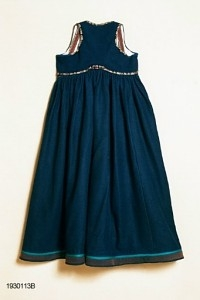 Drakt som består av
 A) overdel,
 B) stakk,
 C) trøye og
 D) forkle. 
Opplysninger fra protokollen: 
b) Stakk av blaatt vadmaal, skoren i 5 breiddir, smaarykt, med stiv kanting og skoning nede, borda ei brun vadmaalsstrime med grønt skillingsband. Til stakken høyrer heimevovne, brogda selar. ( Sekundært påsydd skoning med svart vadmel)
c) Trøye av blaatt vadmaal kanta med grøne og svartmynstra fløyelsborder (paa ermane svart fløyelskant). Trøyeblokune er skorne paa lag som uppluten, hev ei smal rispe nede bak, med 2 lask, og er til aa hekte framme. Dei tviblokka ermane hev litt rykkjing ved herdi og smaa stigle paa ermi framme. Sidd bak ikr. 29 cm
d) Bomullsfyrklæde med brogda fyrklædebunad, fyriklædet er graabrunt med strimur av svarte rankur fyldte med ljosare triblad. Sidd ikr. 1 m.