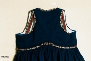 Drakt som består av
 A) overdel,
 B) stakk,
 C) trøye og
 D) forkle. 
Opplysninger fra protokollen: 
b) Stakk av blaatt vadmaal, skoren i 5 breiddir, smaarykt, med stiv kanting og skoning nede, borda ei brun vadmaalsstrime med grønt skillingsband. Til stakken høyrer heimevovne, brogda selar. ( Sekundært påsydd skoning med svart vadmel)
c) Trøye av blaatt vadmaal kanta med grøne og svartmynstra fløyelsborder (paa ermane svart fløyelskant). Trøyeblokune er skorne paa lag som uppluten, hev ei smal rispe nede bak, med 2 lask, og er til aa hekte framme. Dei tviblokka ermane hev litt rykkjing ved herdi og smaa stigle paa ermi framme. Sidd bak ikr. 29 cm
d) Bomullsfyrklæde med brogda fyrklædebunad, fyriklædet er graabrunt med strimur av svarte rankur fyldte med ljosare triblad. Sidd ikr. 1 m.