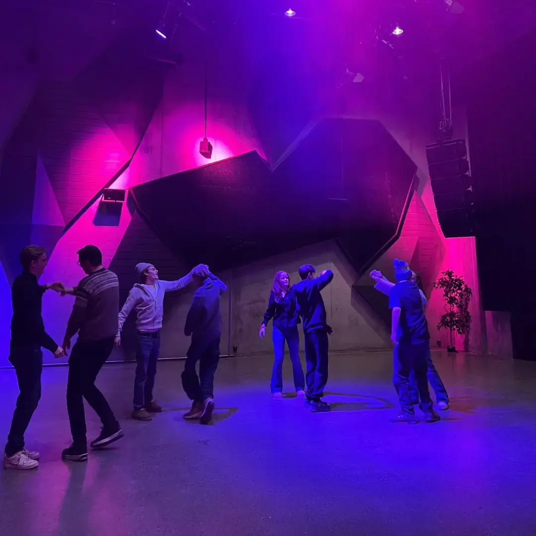 Elever danser swing i konsertsalen