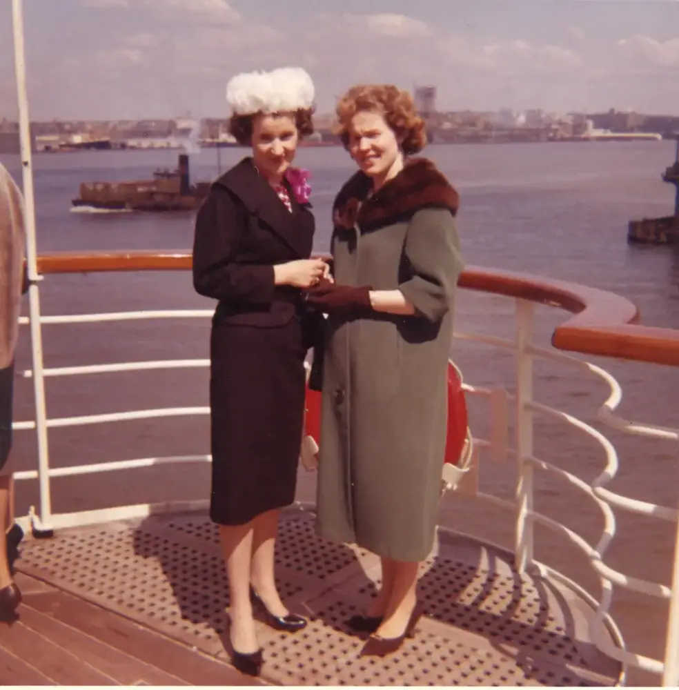 Bilde av to damer på båt. Klærne viser til 1950-tallet