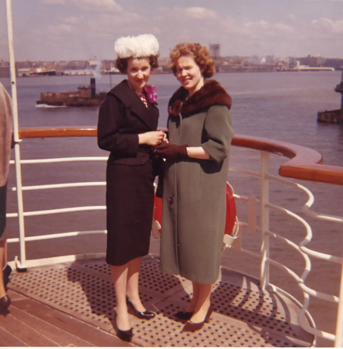 Bilde av to damer på båt. Klærne viser til 1950-tallet