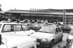 Dombås. Sommertrafikk på sentralplassen, foran Frichgården.