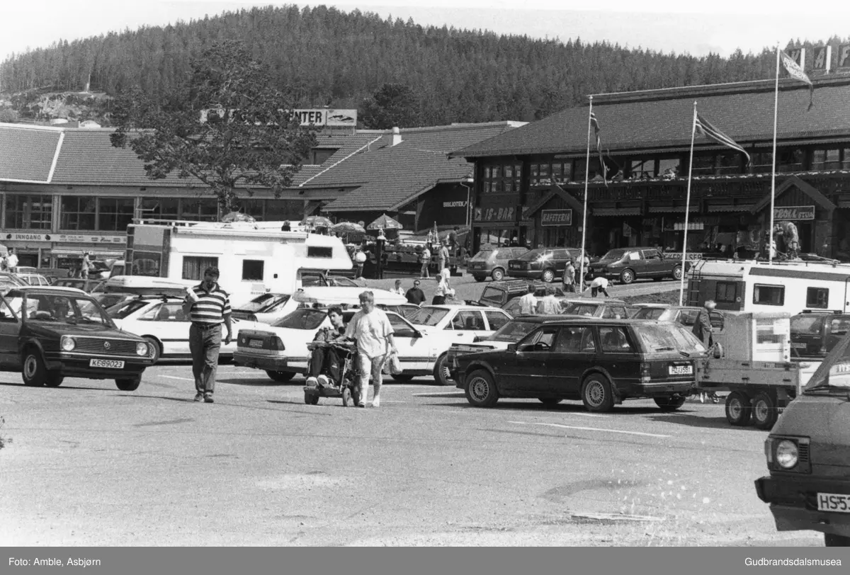 Dombås Sentralplass med parkering.