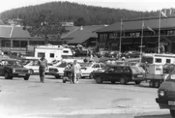 Dombås Sentralplass med parkering.