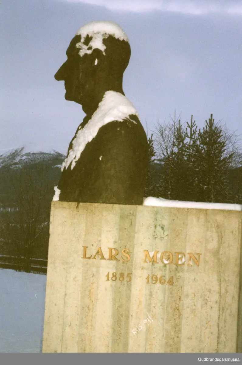 Byste på sokkel. Lars Moen