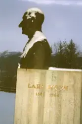 Byste på sokkel. Lars Moen