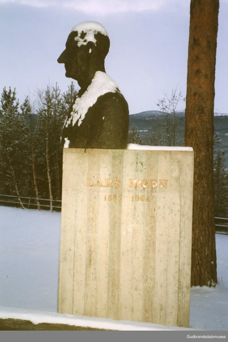 Byste på sokkel. Lars Moen