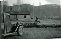 Gammel lastebil
Påfylling av vannledning med lastebil og mol