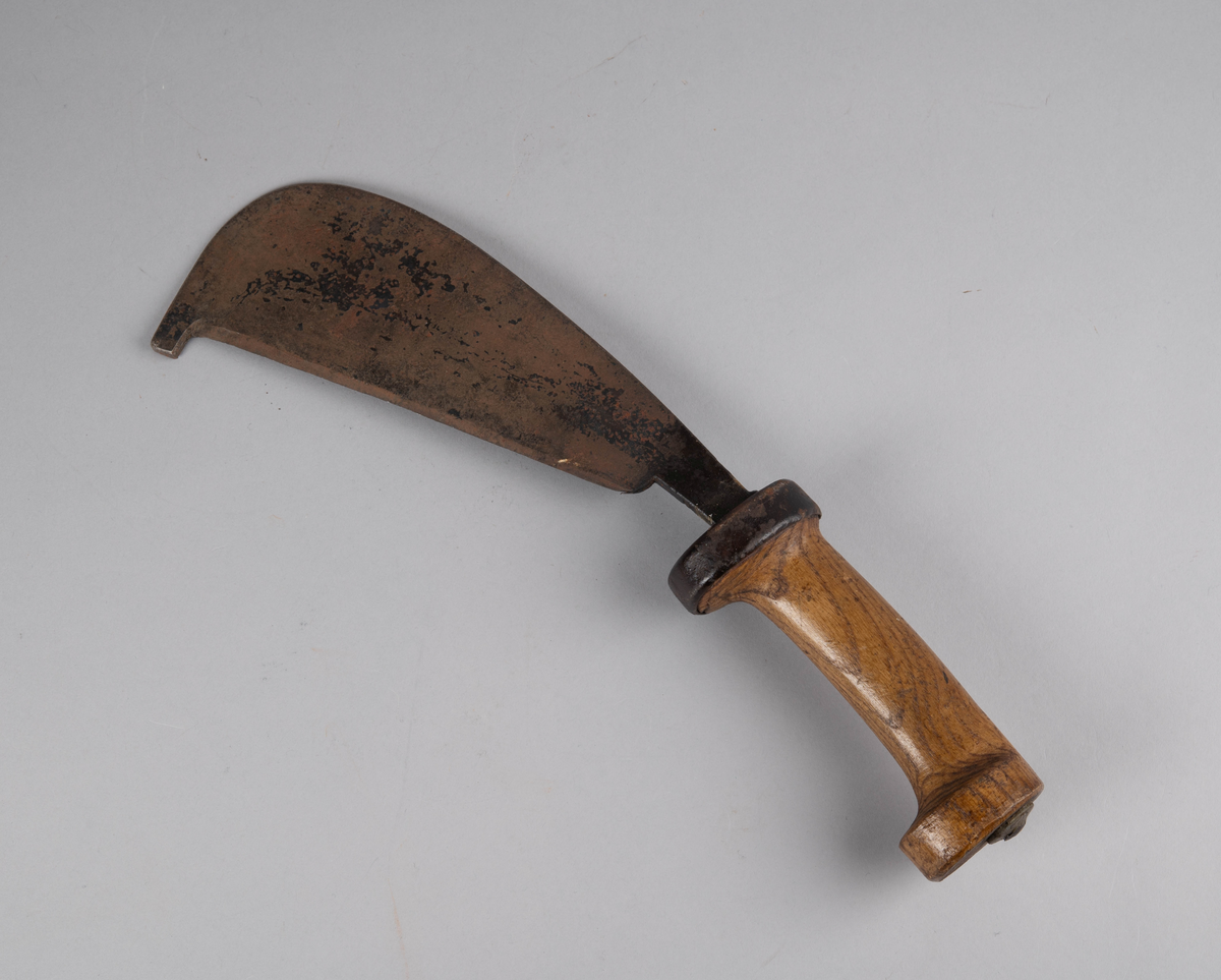 Løvkniv med bredt blad og dreiet trehåndtak.