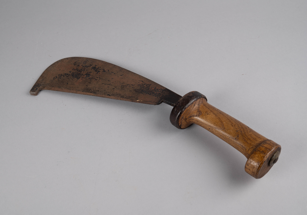 Løvkniv med bredt blad og dreiet trehåndtak.