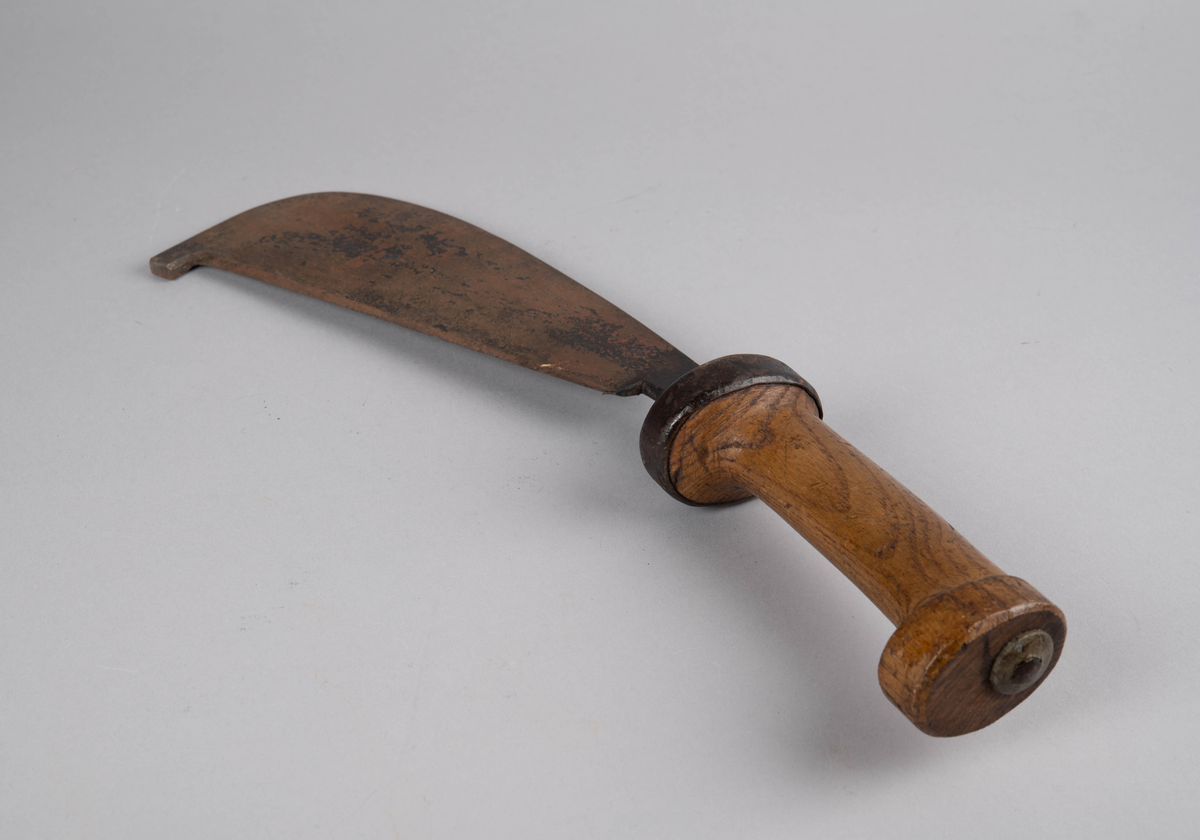 Løvkniv med bredt blad og dreiet trehåndtak.