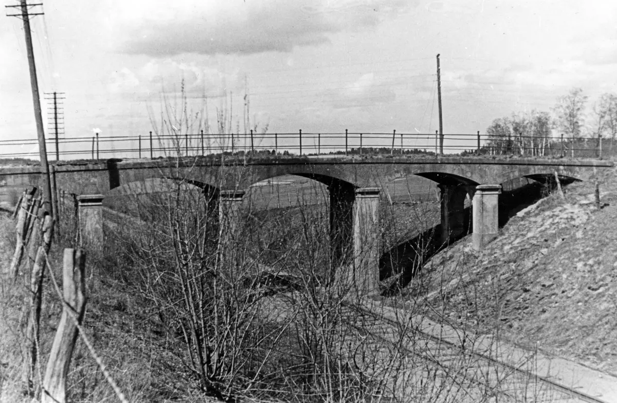 Järnvägsbron vid Kalvö, Stockholm-Nynäs järnväg. Vy från söder. Vägen var vid fototillfället en allmän och befintlig väg.