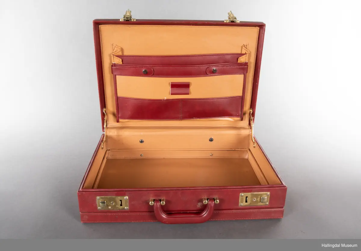 Hjemmelaget transportabelt lydanlegg. Rødbrun skinnkoffert med messingbeslag. Lysebrunt skinn innvendig fôr. Inneholder en ombygd "Mosfet" amplifier i lilla farge, med tilhørende grå strømkabel. På sidene er det plexiglass. Høyre side plexiglass bestående av strøminntak kontakt og en av og på bryter og to stk. merket mikserinngang til jack. På venstre side plexiglass inntak med merke: 12V - DG og to høytalerinnganger. Kabler til høytaler og mikrofon mangler.  