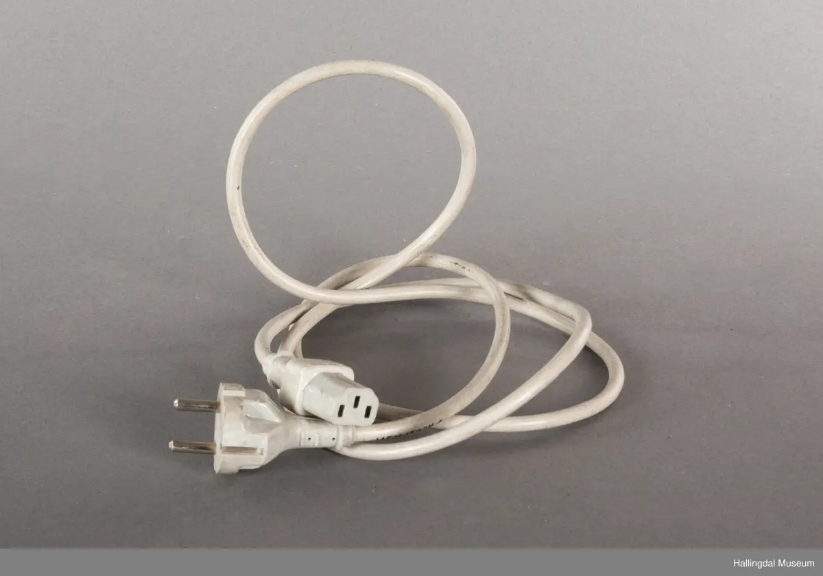 Hjemmelaget transportabelt lydanlegg. Rødbrun skinnkoffert med messingbeslag. Lysebrunt skinn innvendig fôr. Inneholder en ombygd "Mosfet" amplifier i lilla farge, med tilhørende grå strømkabel. På sidene er det plexiglass. Høyre side plexiglass bestående av strøminntak kontakt og en av og på bryter og to stk. merket mikserinngang til jack. På venstre side plexiglass inntak med merke: 12V - DG og to høytalerinnganger. Kabler til høytaler og mikrofon mangler.  