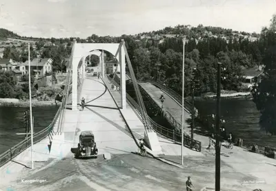 Kongsvingers gamle bru og nye hengebru i den korte tida de sameksisterte i 1949.