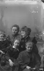 Gruppbild med två unga kvinnor, en pojke och två flickor. Kv