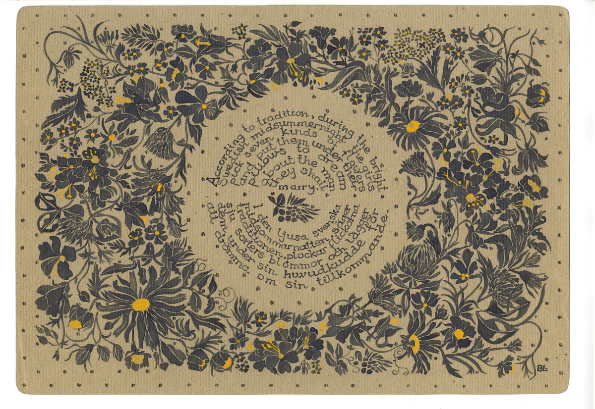 Baksidebild till bordsunderlägg med slingrande blommor i mörkt blått och gula detaljer, i mitten engelsk och svensk text om svensk midsommar