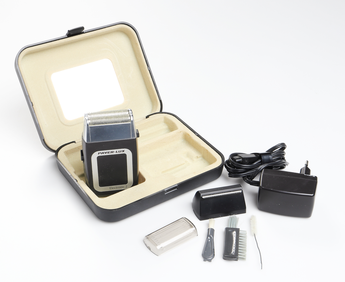Rakapparat från varumärket Payer-lux, model Electronic 2. I svart plastetui med beige inredning och infälld spegel i locket.