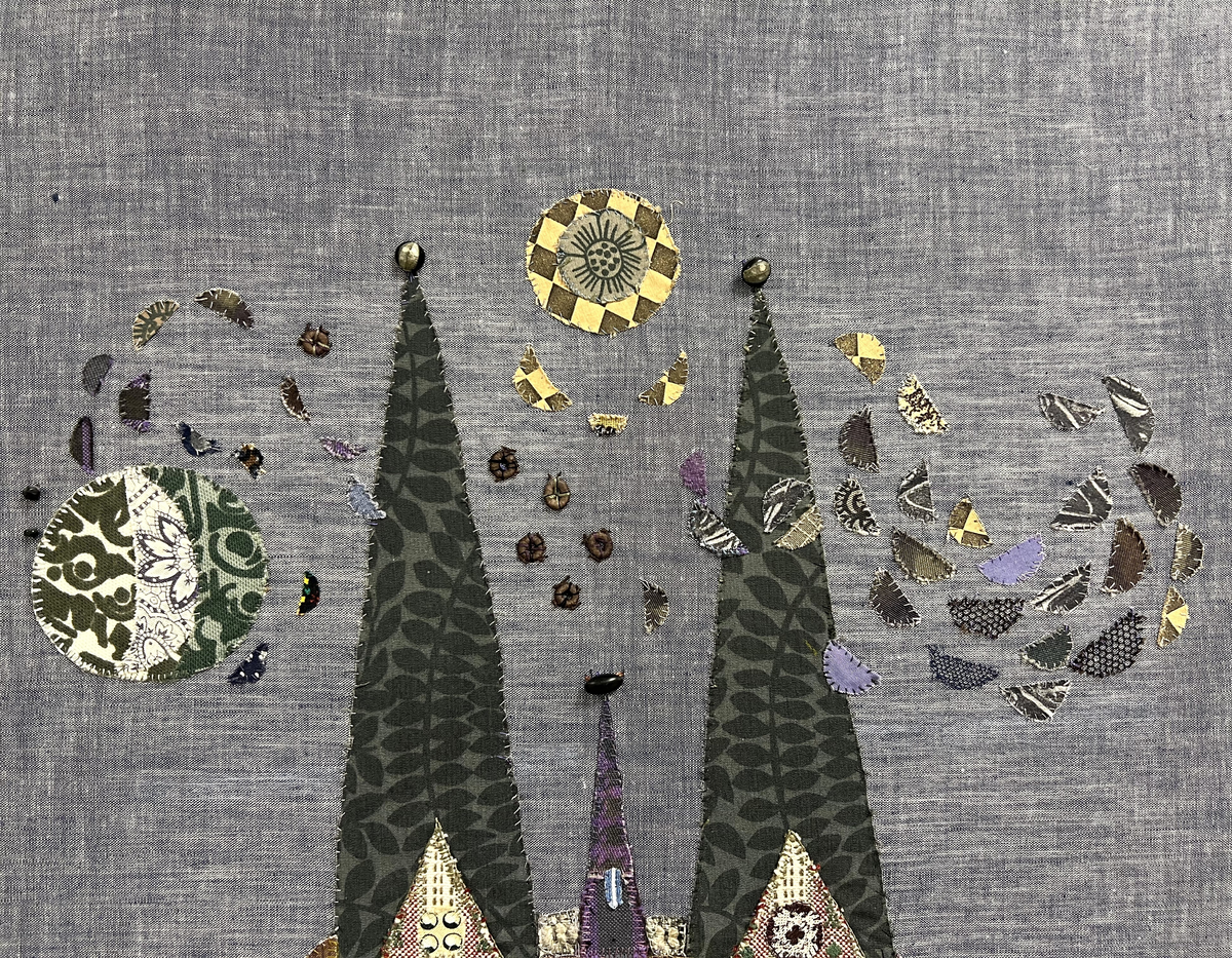 Tavla i textil med motivet Uppsala Domkyrka