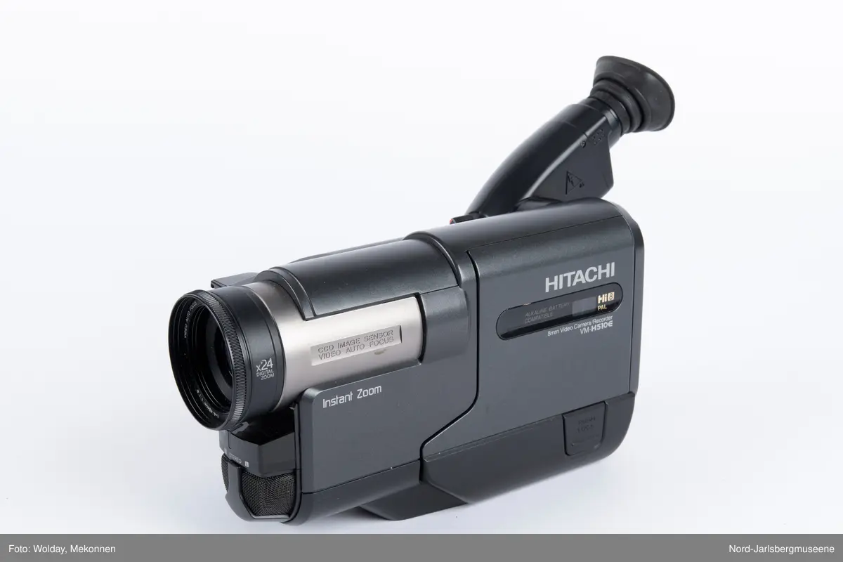 Videokamera av typen Hitachi med tilbehør i veske.
