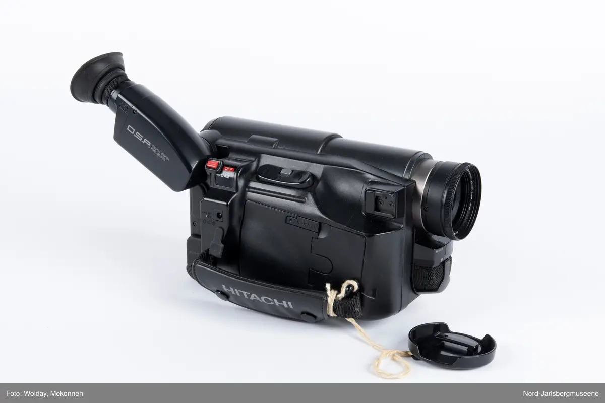 Videokamera av typen Hitachi med tilbehør i veske.